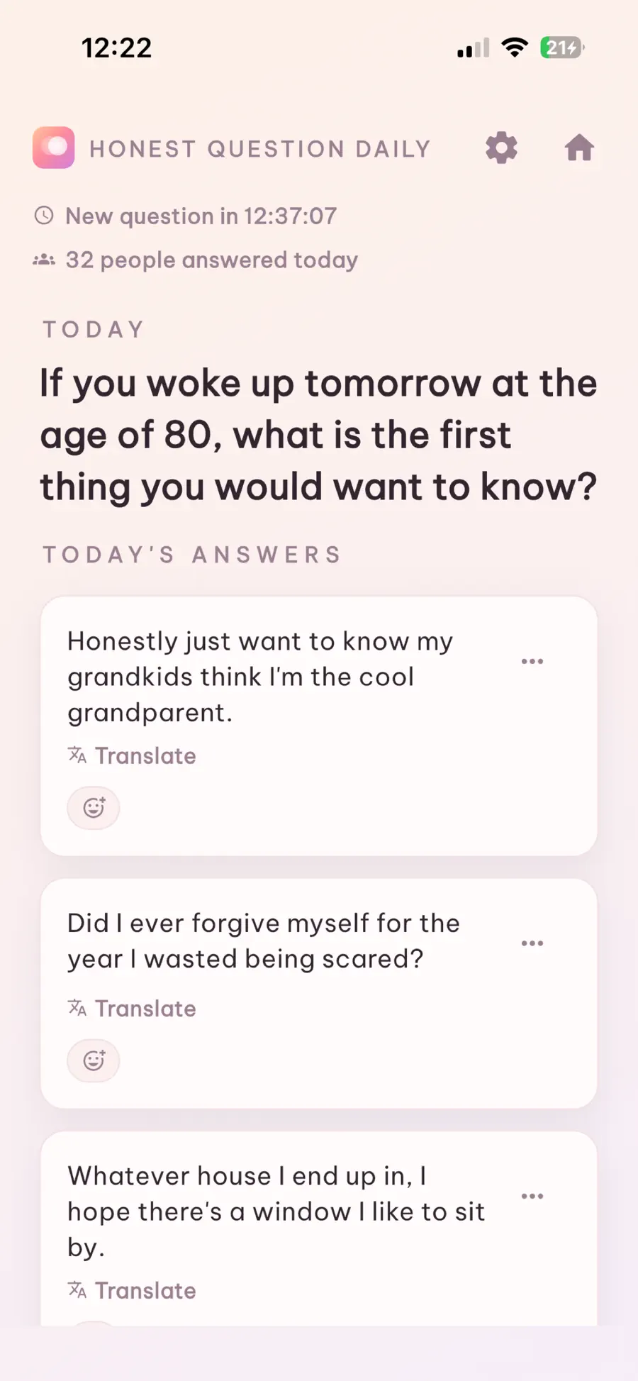 The English feed showing today’s question and several anonymous answers